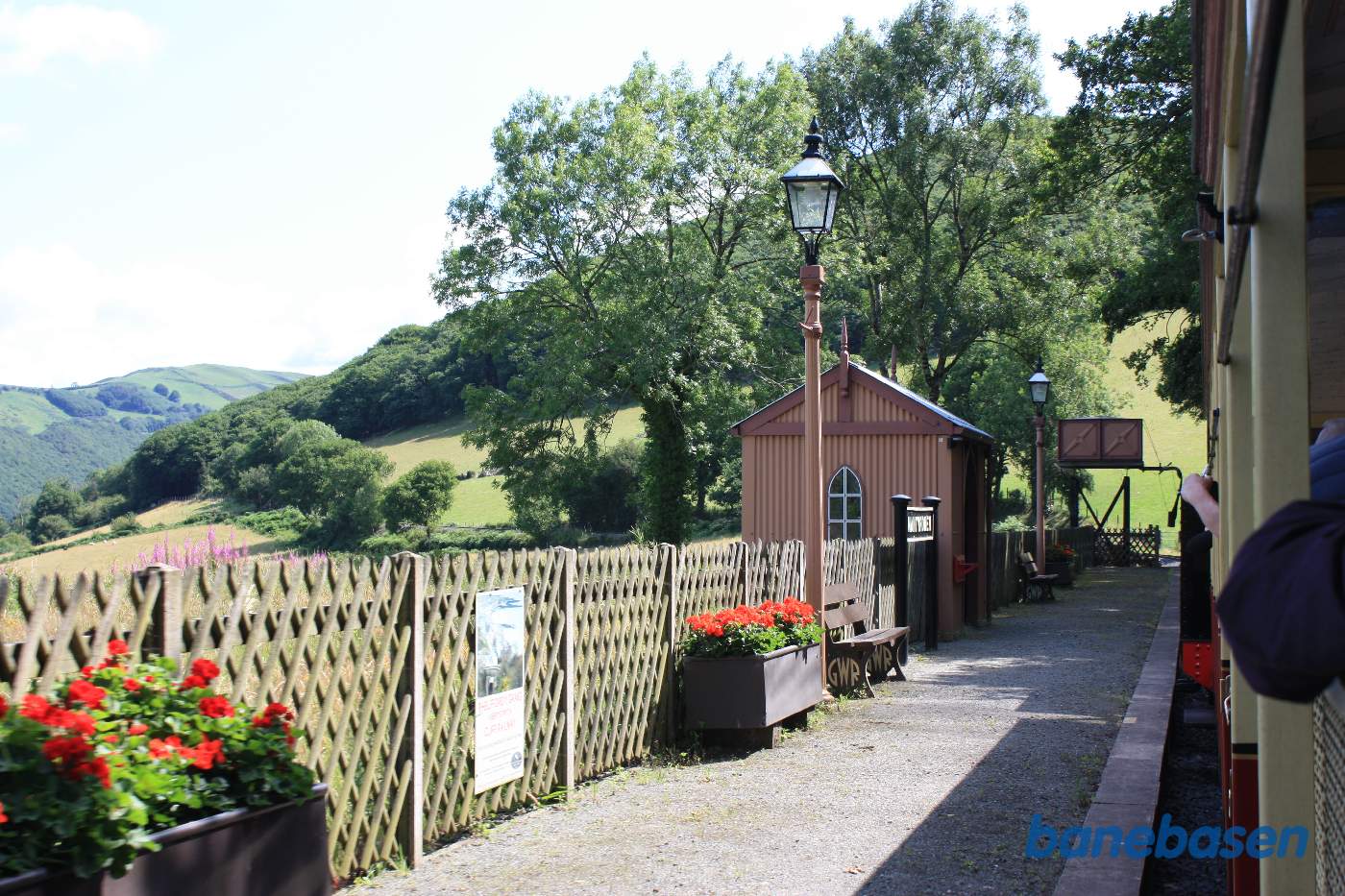 Damptoget på vej ind på trinbrættet