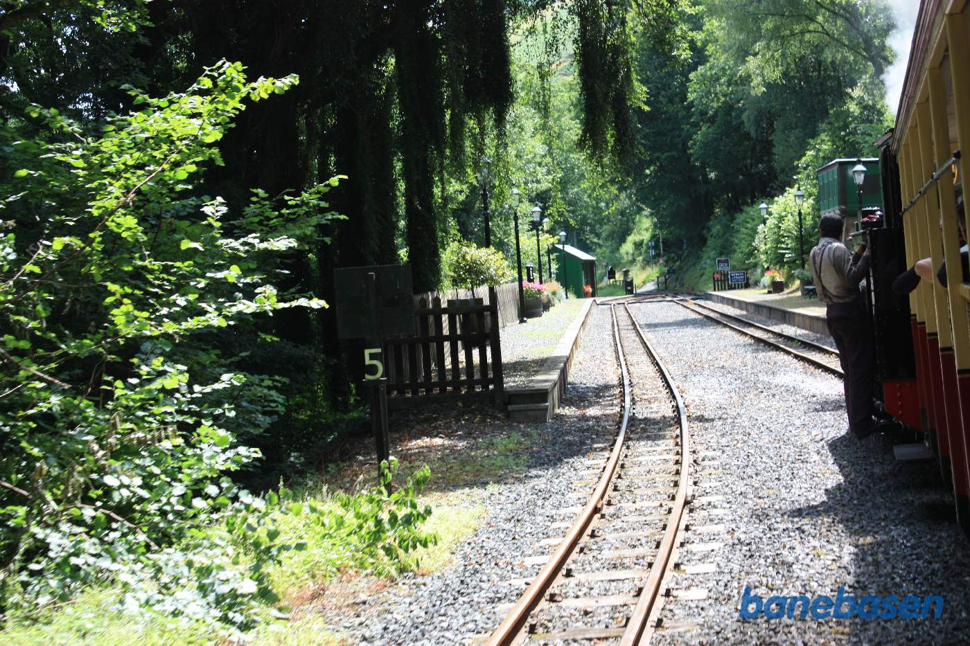 Damptoget på vej ind på stationen