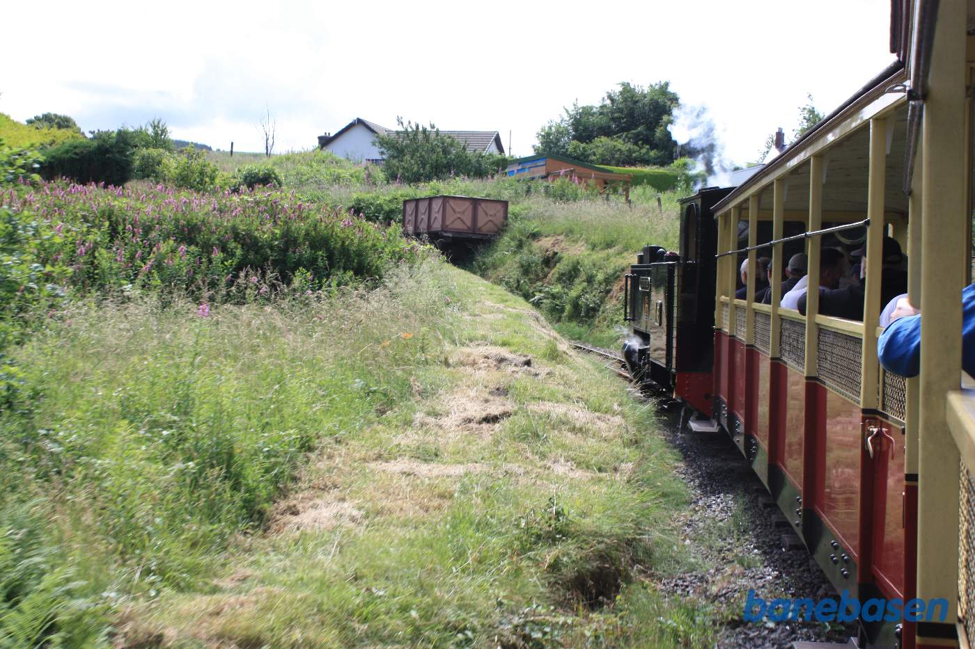 Indkørslen til Devils Bridge. Vandtårnet/beholderen ses 50 meter længere fremme