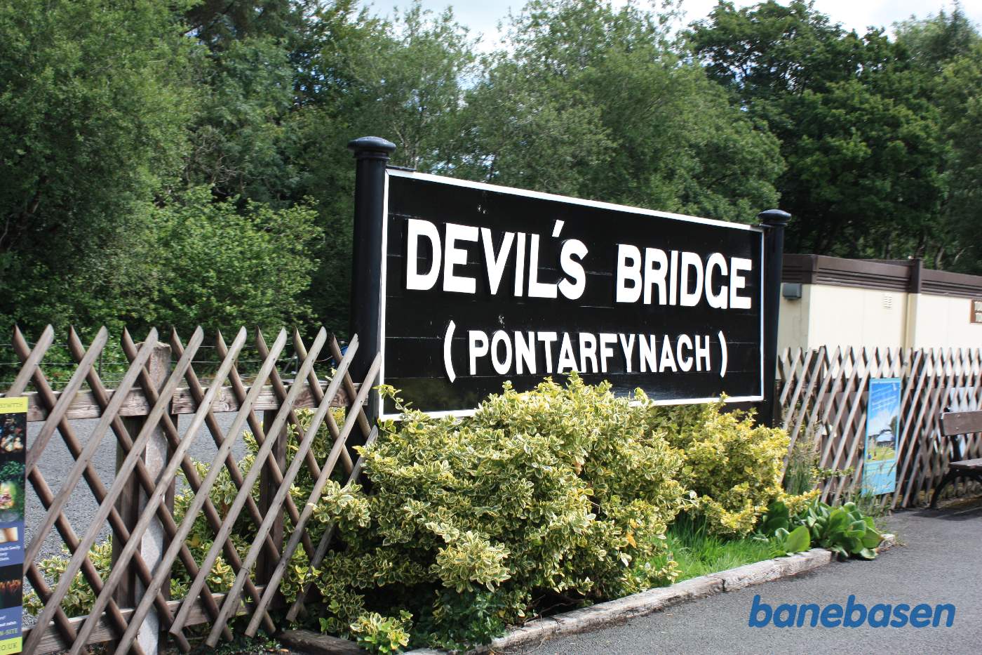 Stationsskiltet på perronen