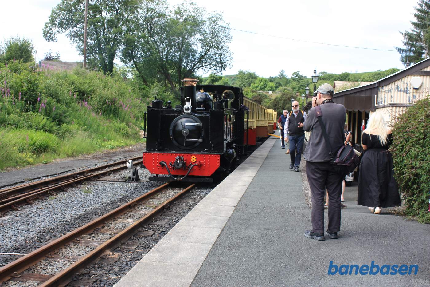 Damptoget netop ankommet og passagererne stiger ud