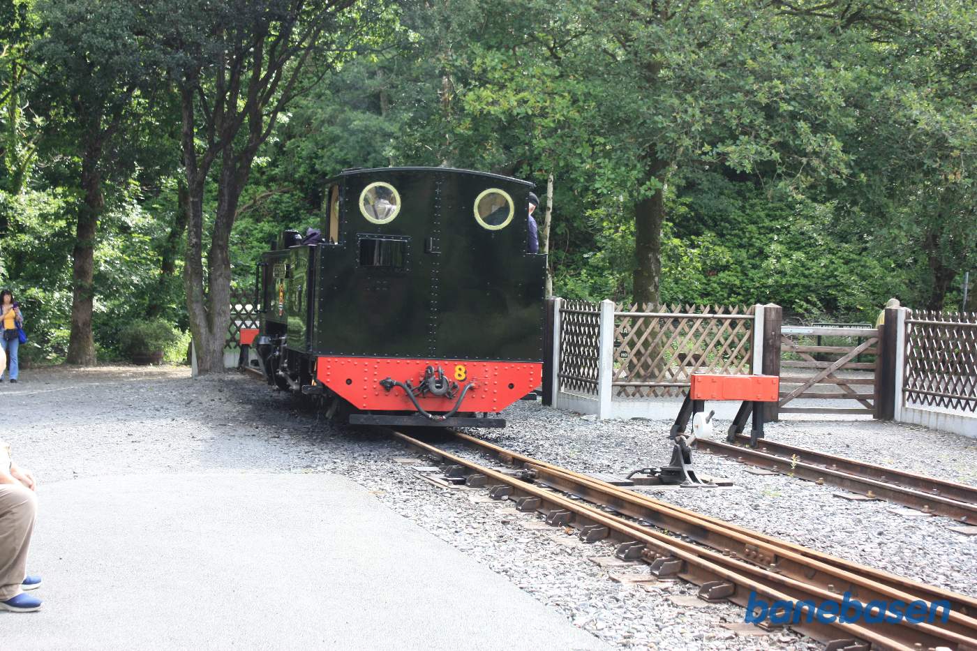 Damplokomotivet holder og venter på at personalet har spist frokost