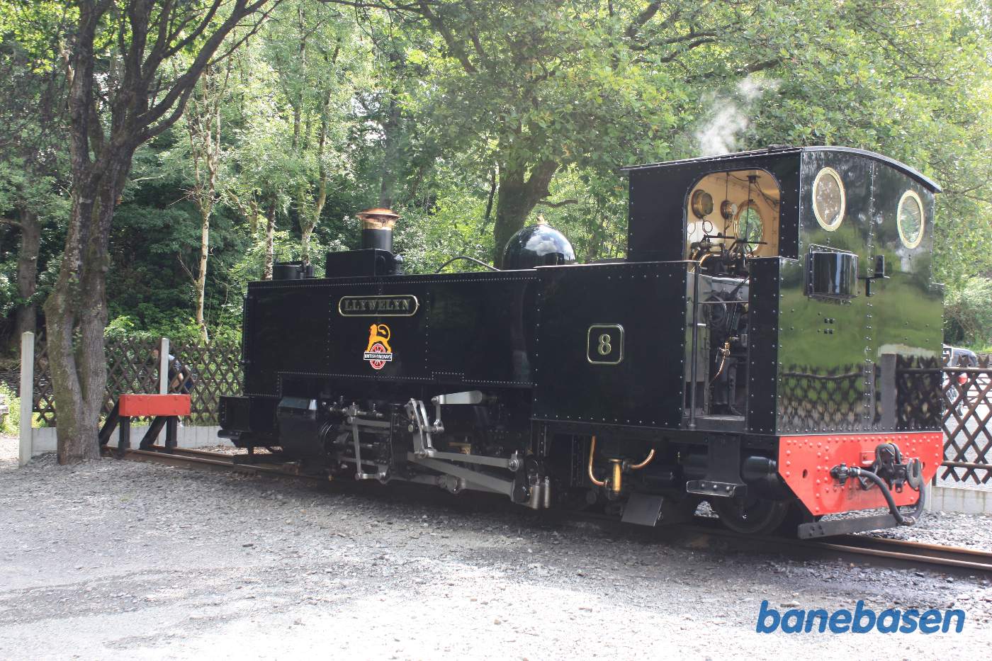 Damplokomotivet holder og venter på at personalet har spist frokost