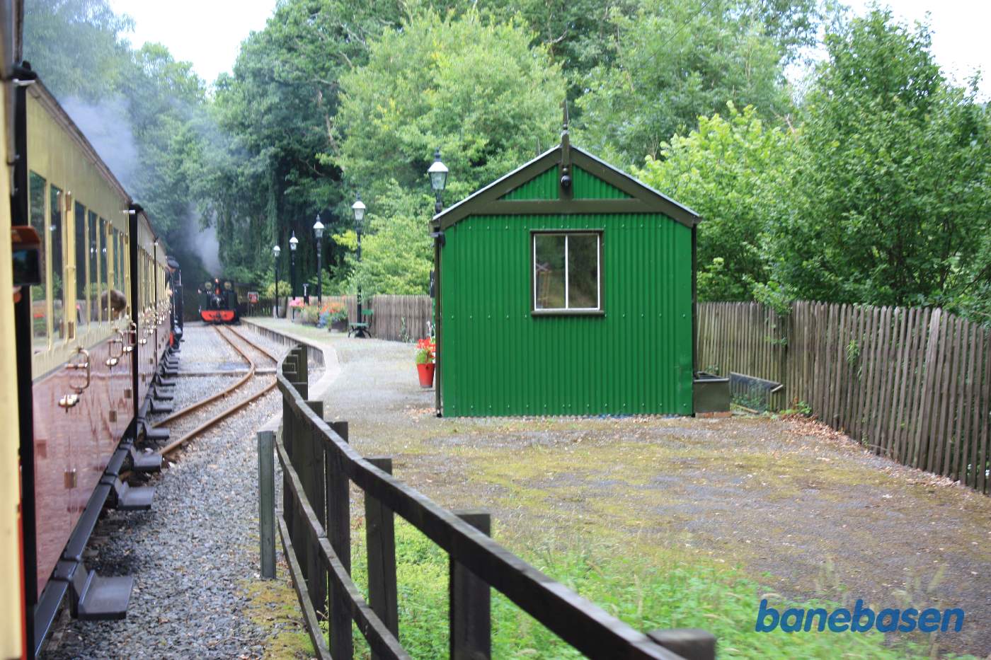 Damptoget på vej ind på stationen. Det krydsende tog også på vej ind