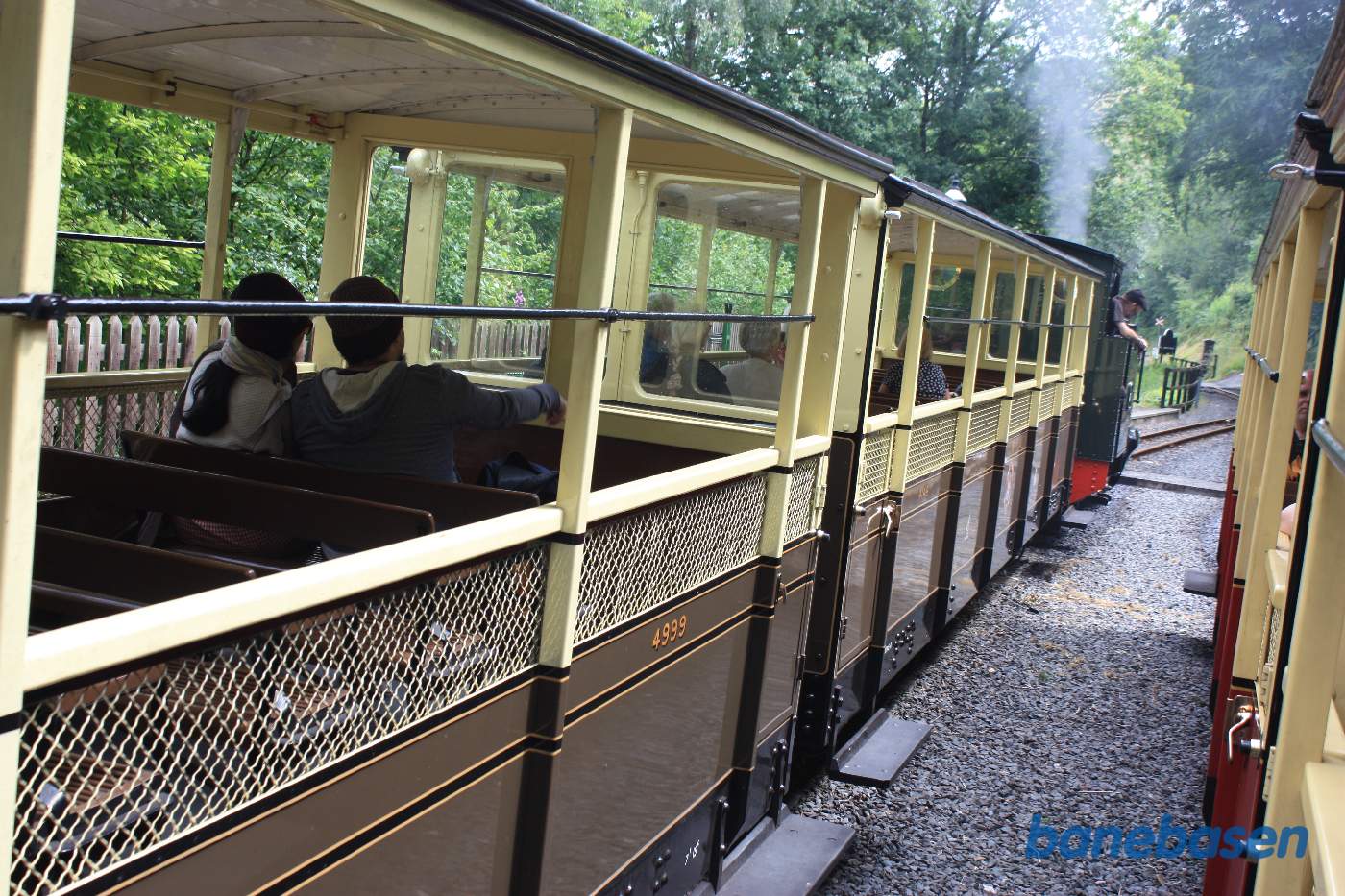 Det krydsende tog holder ved perron