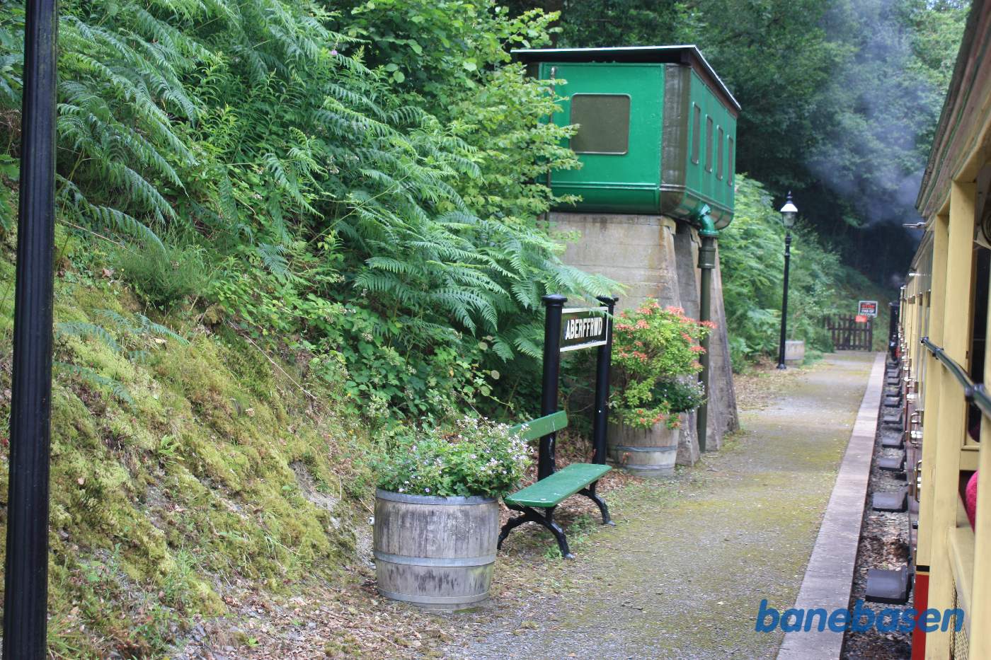 Vandtårn og stationsskilt på perronen