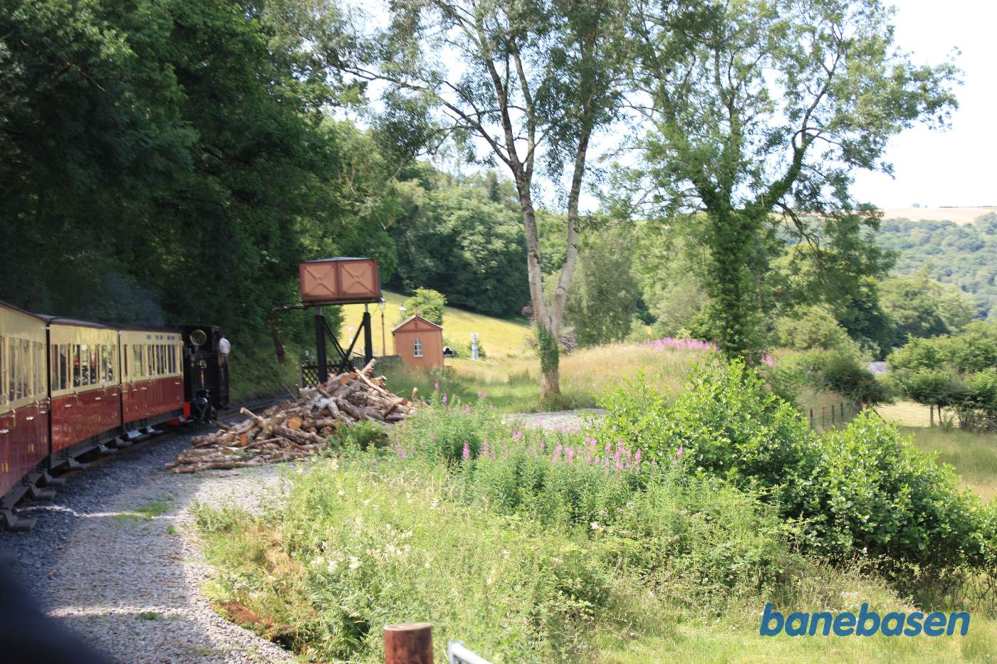 På vej ind på trinbrættet. Vandtanken ses til højre for lokomotivet