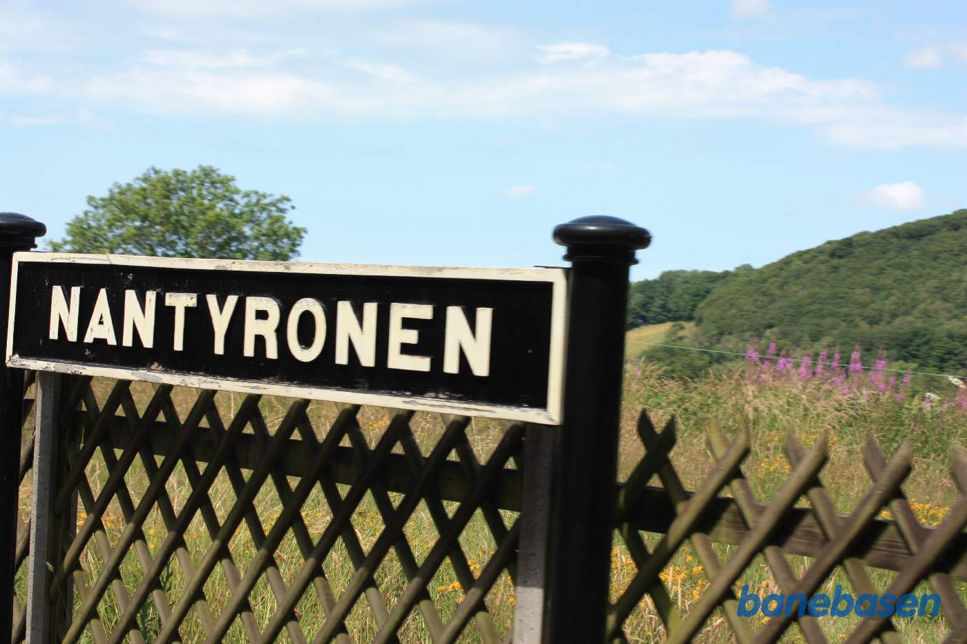 Stationsskiltet på perronen