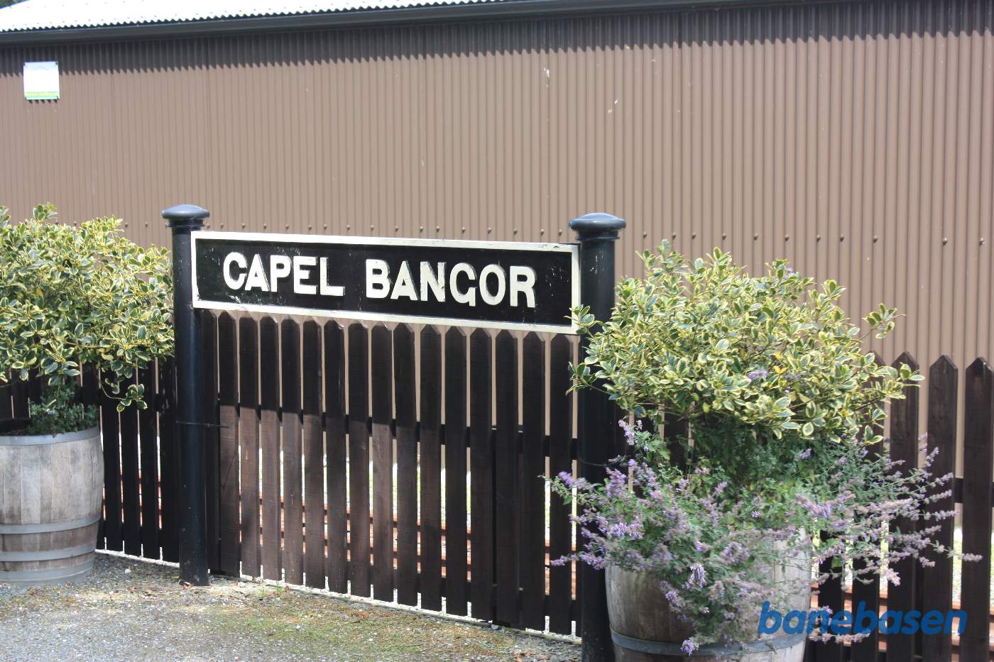 Stationsskiltet på perronen