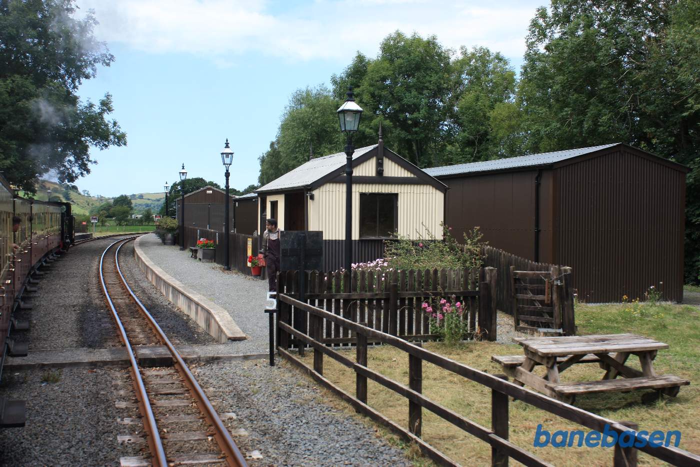 Det lille venteskur på perronen. Vognhallen til højre