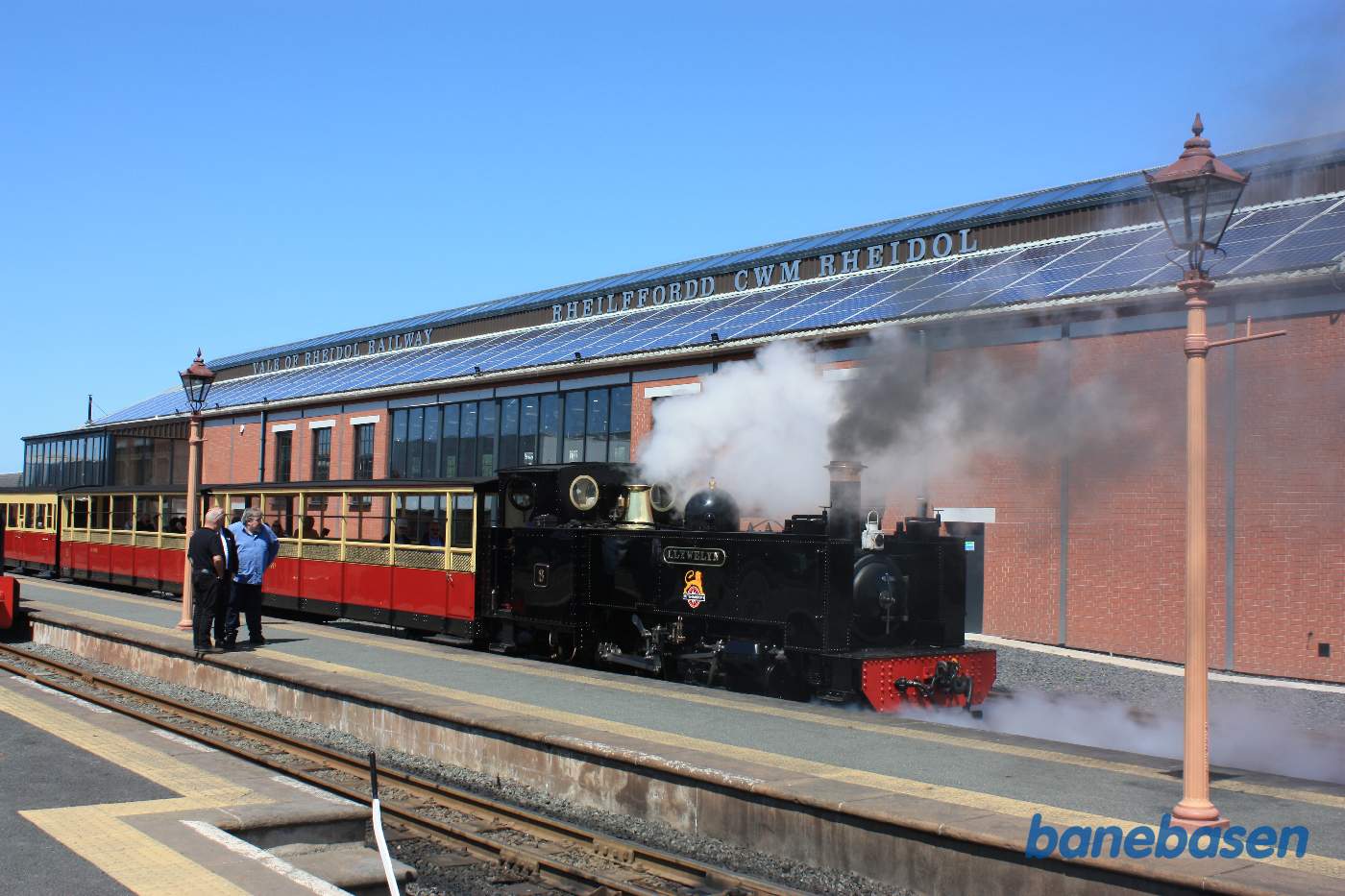 Afgang, toget triller langsomt fra perron