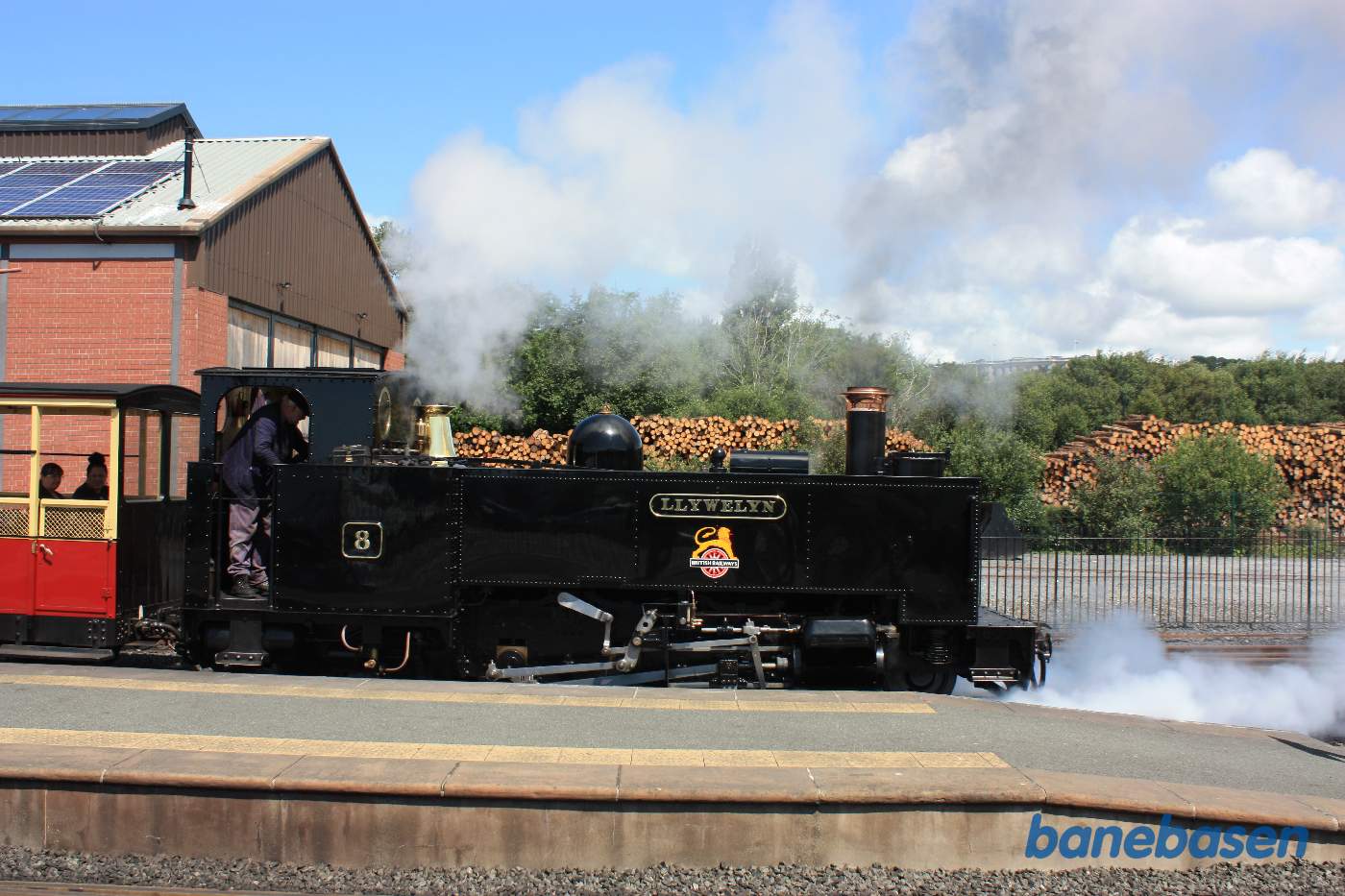 Afgang, toget triller langsomt fra perron