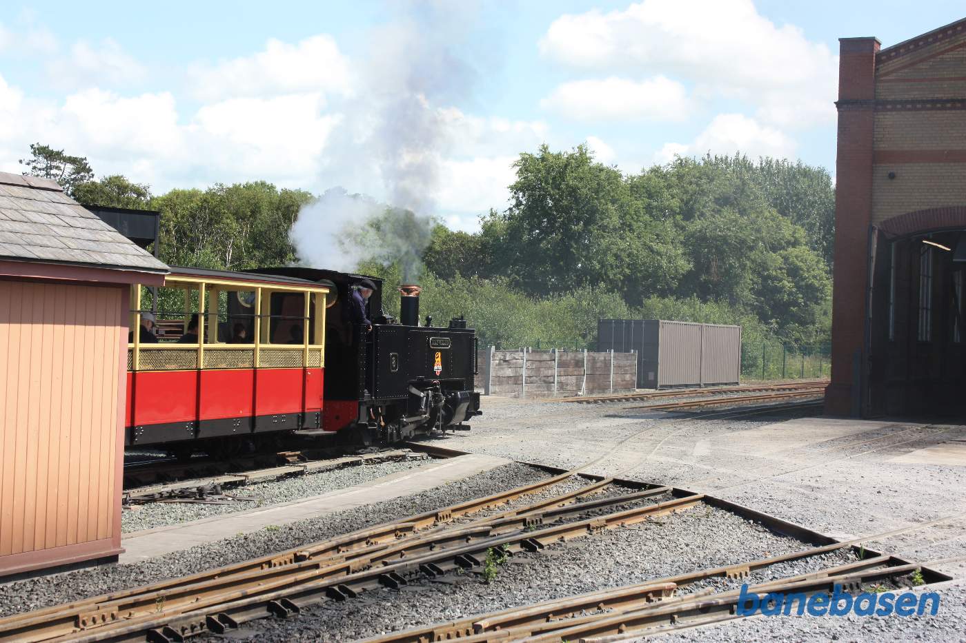 Damptoget på vej ud af stationen