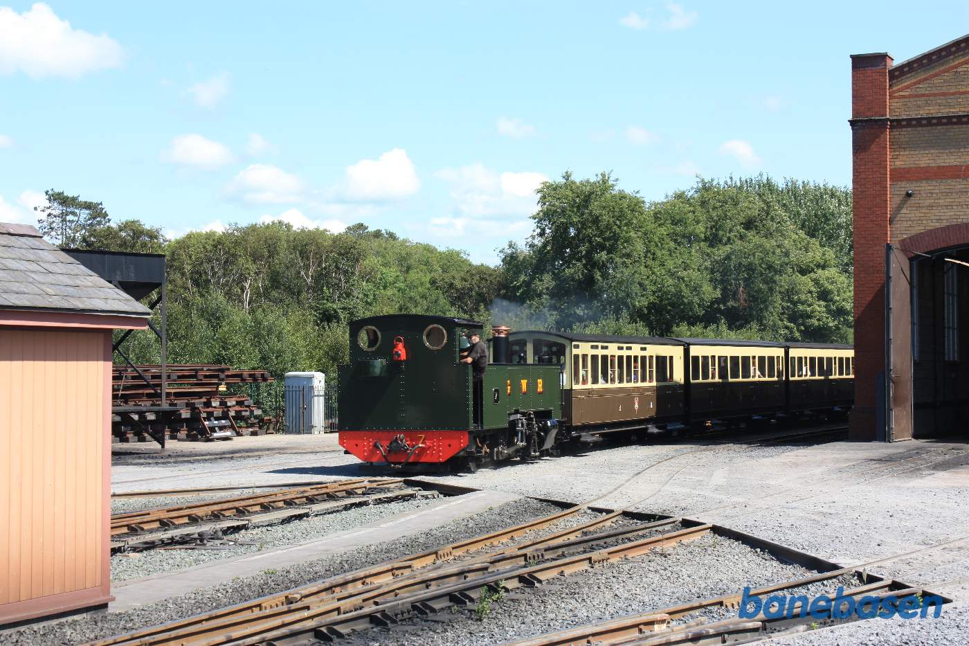 Det andet damptog på vej ind på stationen