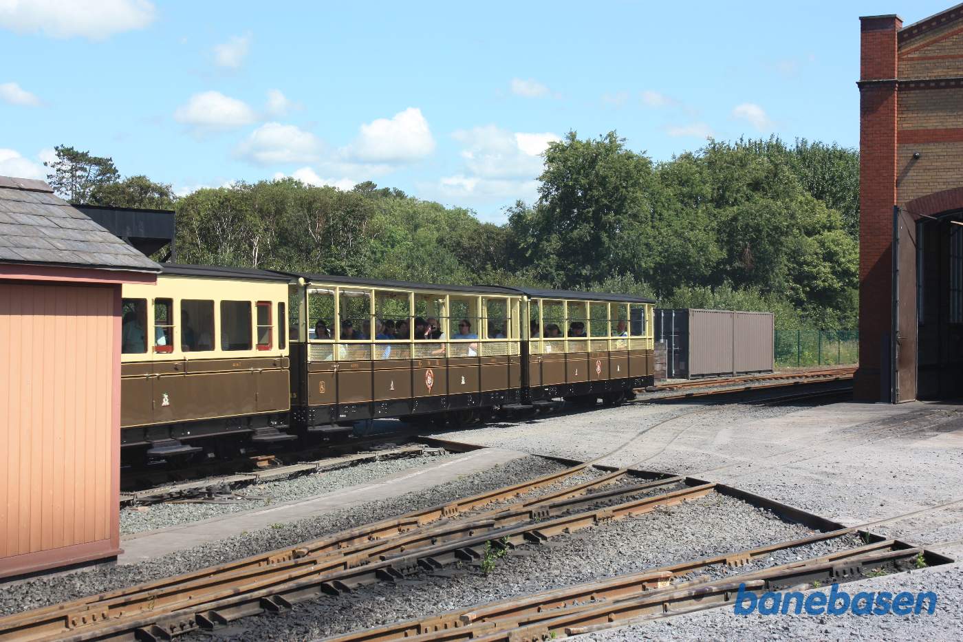 Det andet damptog på vej ind på stationen