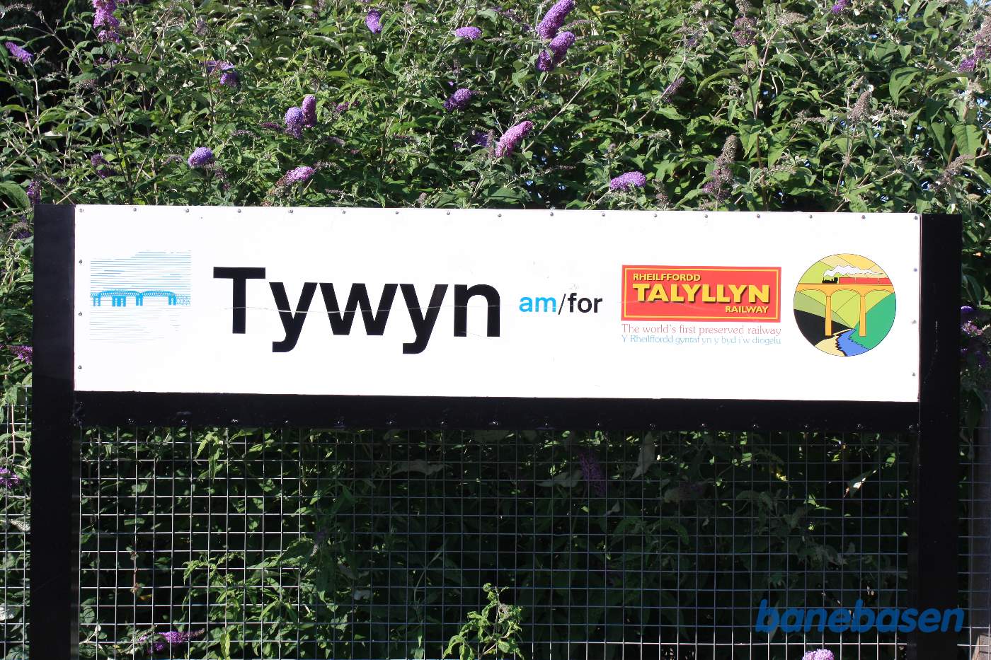 Stationsskiltet på perronen