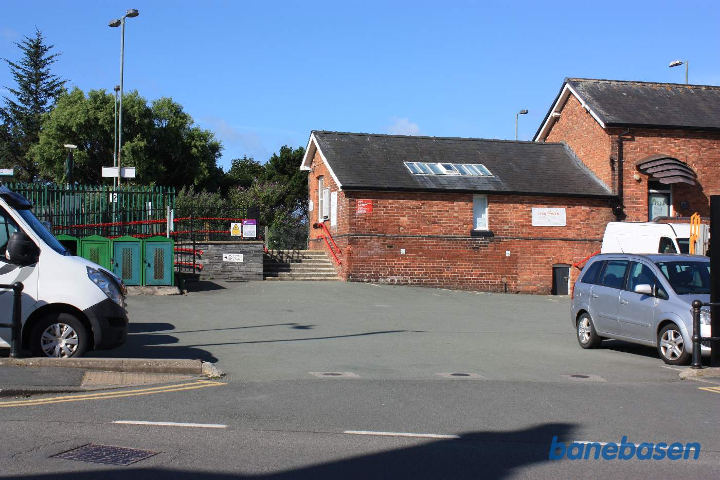 Stationen set fra gaden