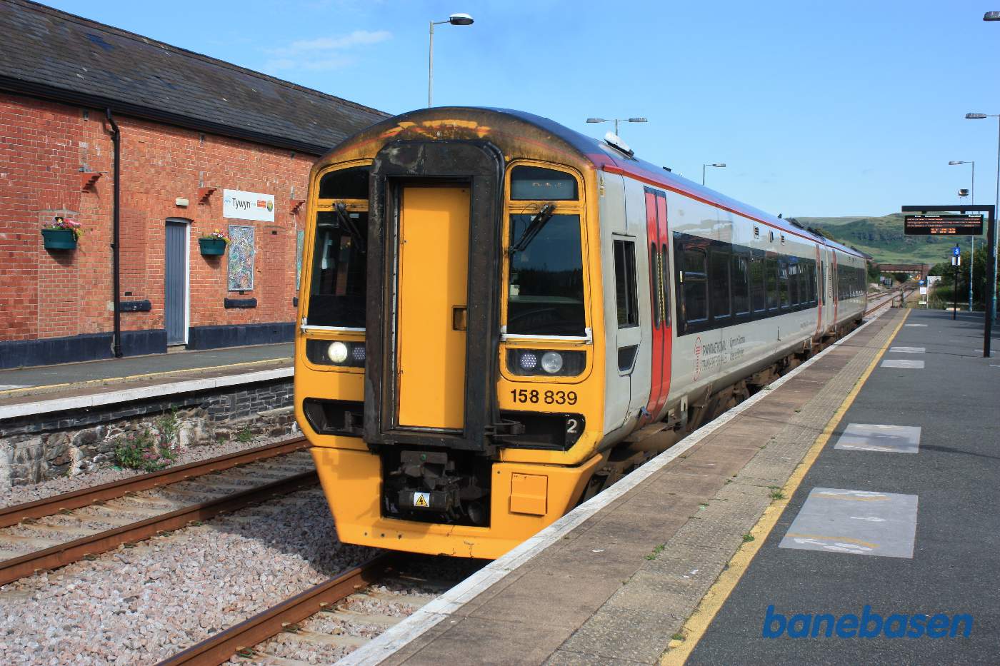 Persontog ved perron i retning mod Fairbourne