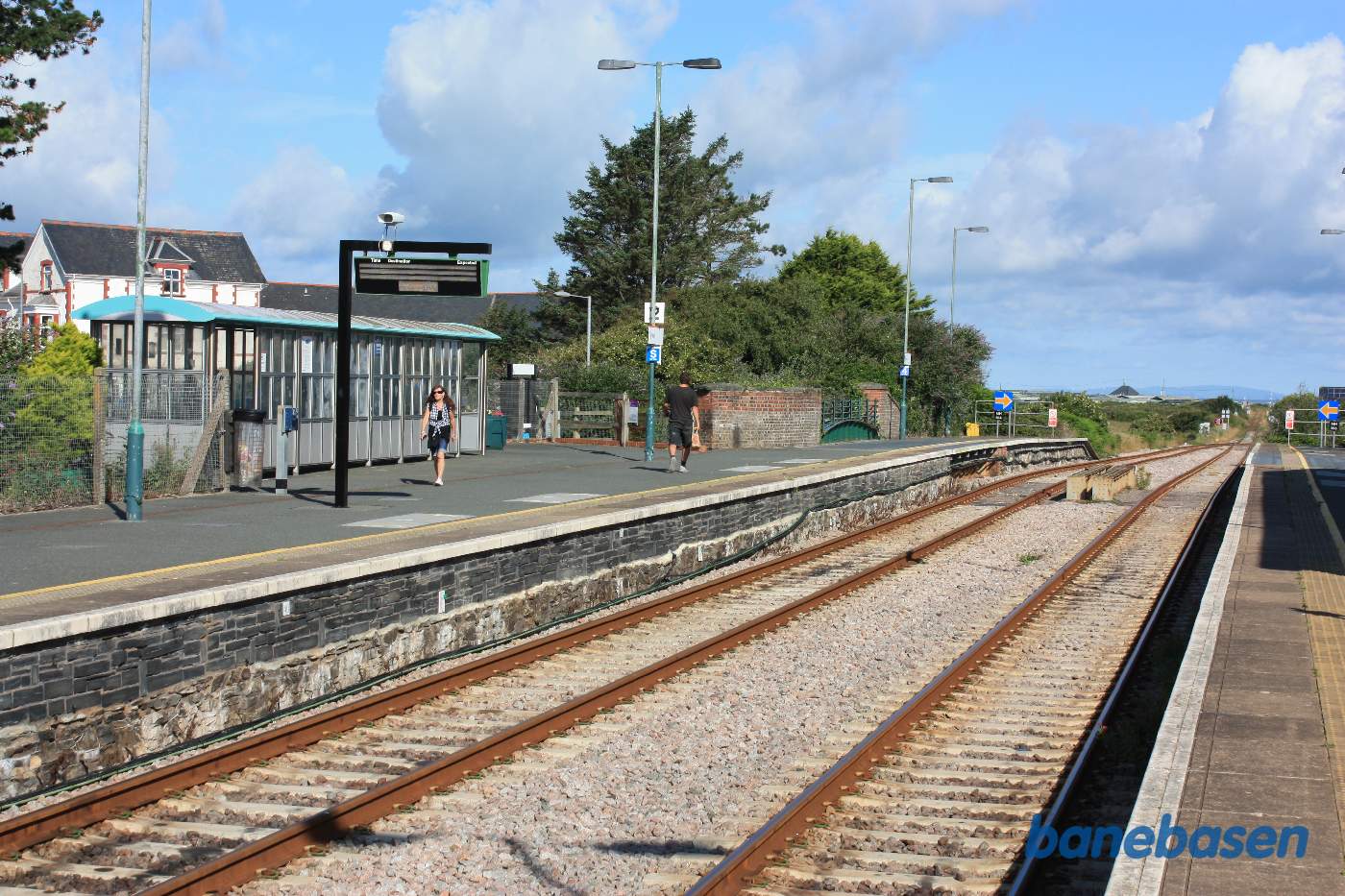 Venteskuret på perronen i retning mod Fairbourne