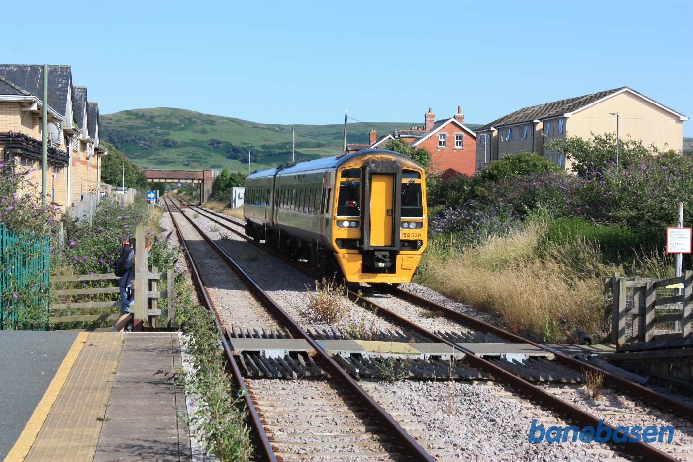 Persontog på vej ind på stationen i retning mod Fairbourne