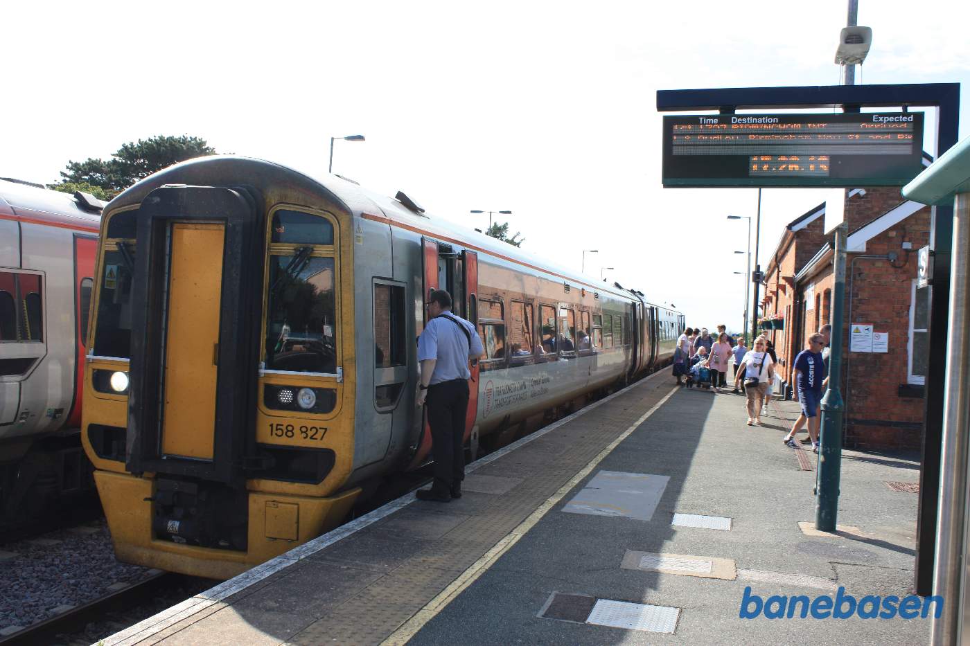 Persontog ved perron i retning mod Birmingham