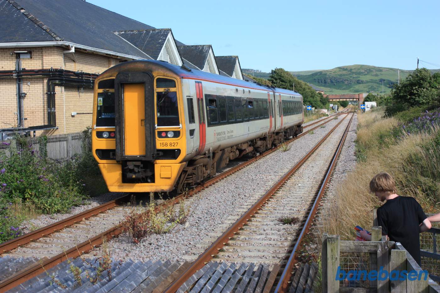 Tog på vej ud af stationen i retning mod Birmingham