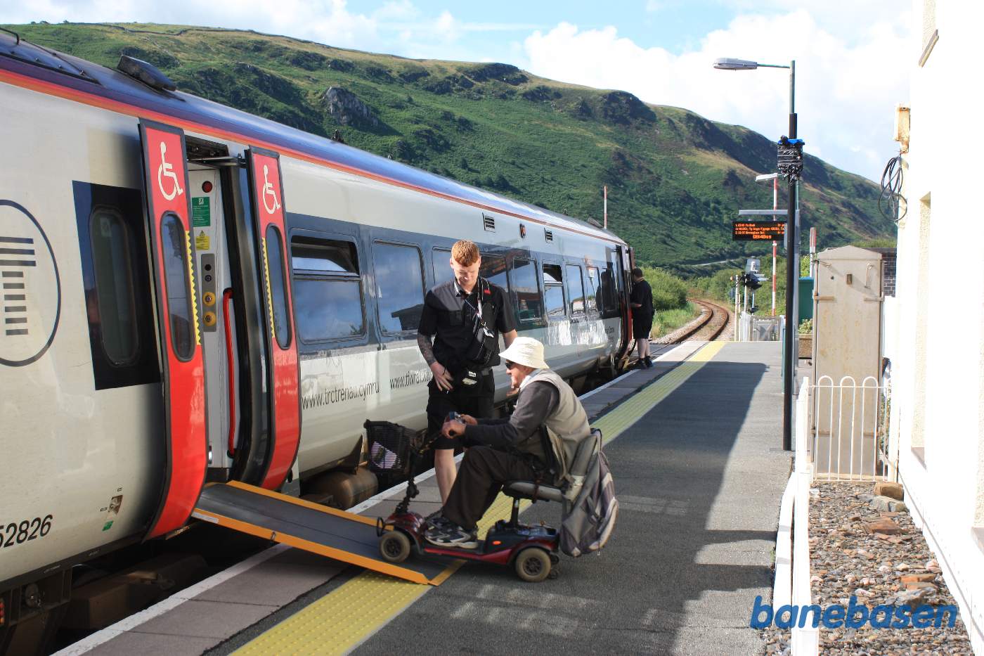 En rejsende i rullestol på vej ind i toget