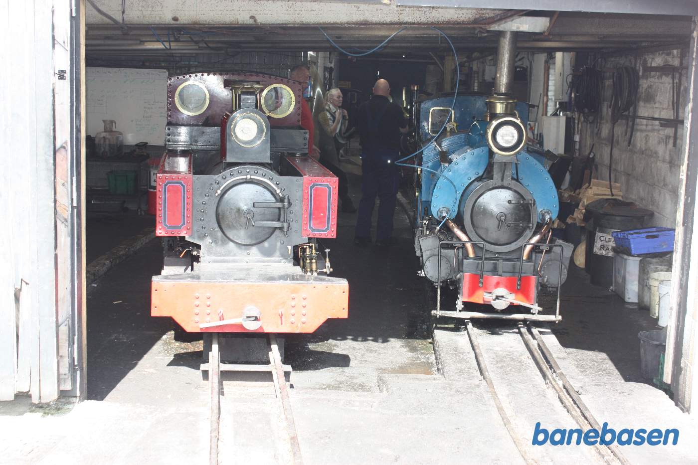 2 damplokomotiver i remisen