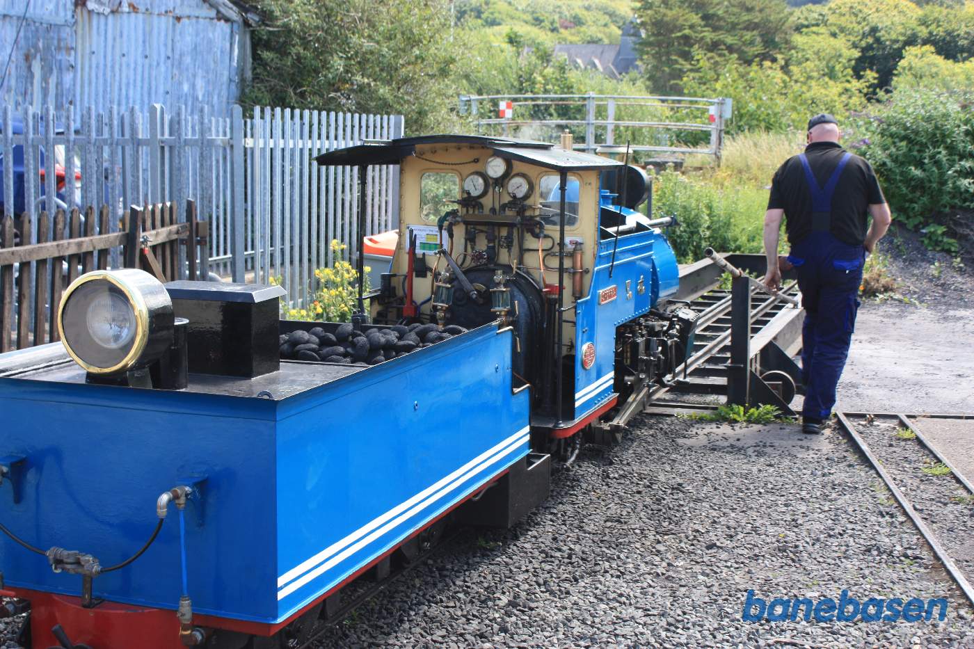 Dagens damplokomotiv skifter spor via den halve drejeskive