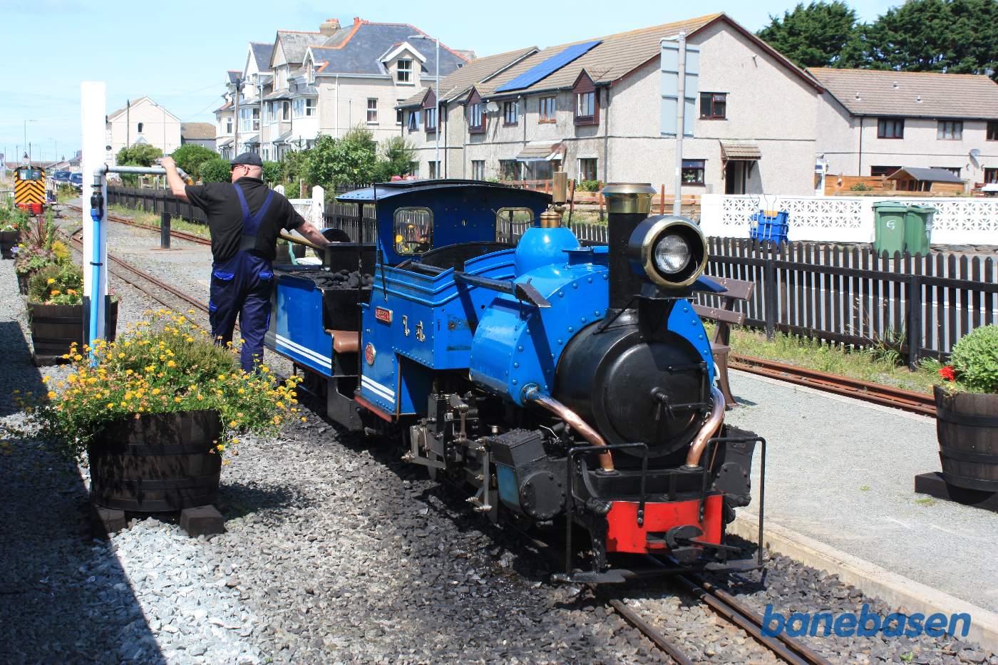 Der fyldes vand på lokomotivet