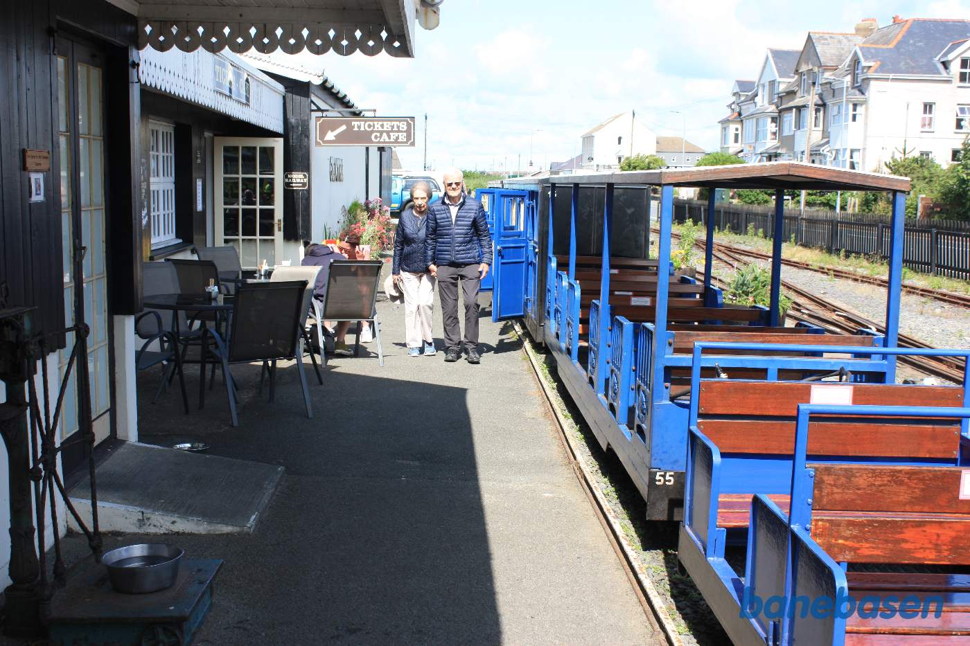 Persontoget holder klar til afgang