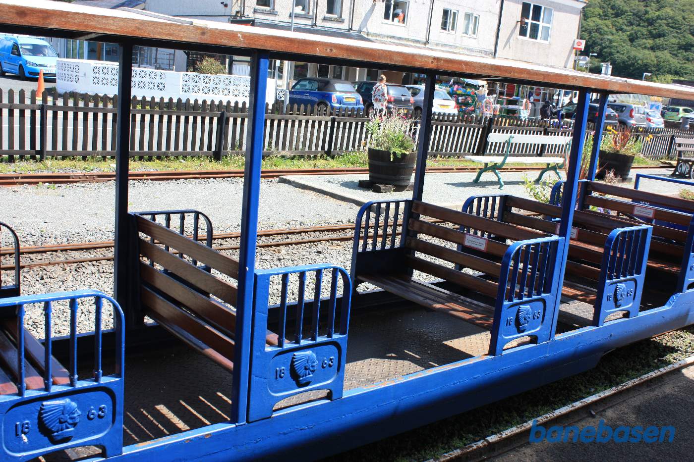 Persontoget holder klar til afgang. De åbne vogne