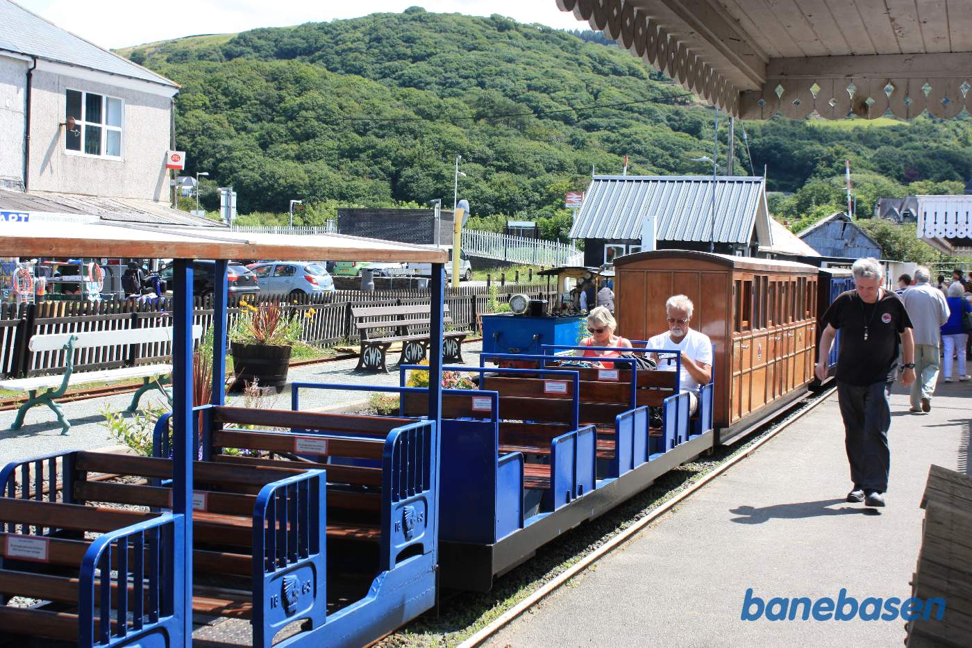 Persontoget holder klar til afgang. De åbne vogne