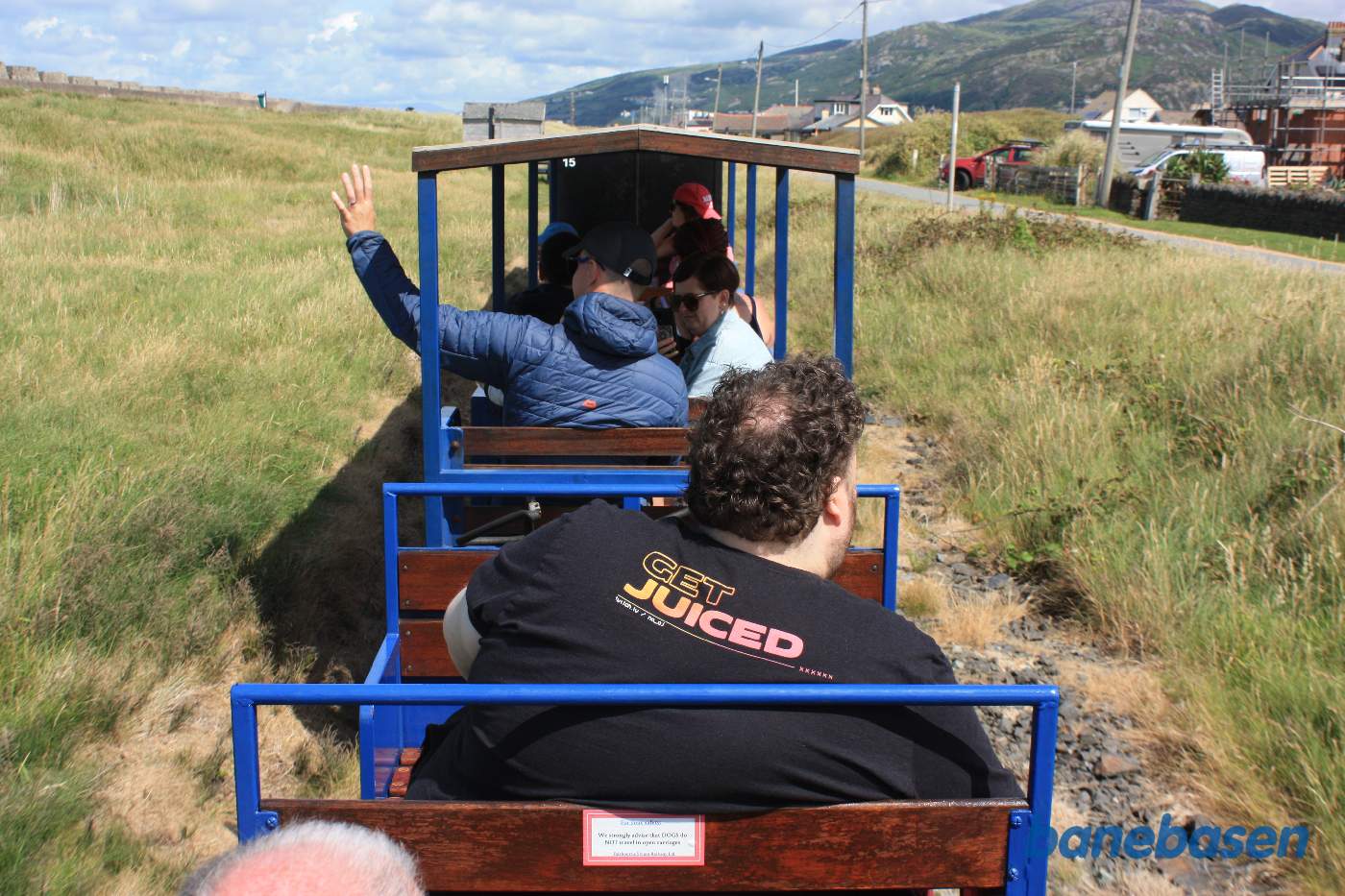 Vi nærmer os Beach Halt, dæmningen og havet til venstre