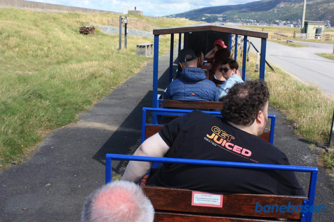 Toget passerer perronen