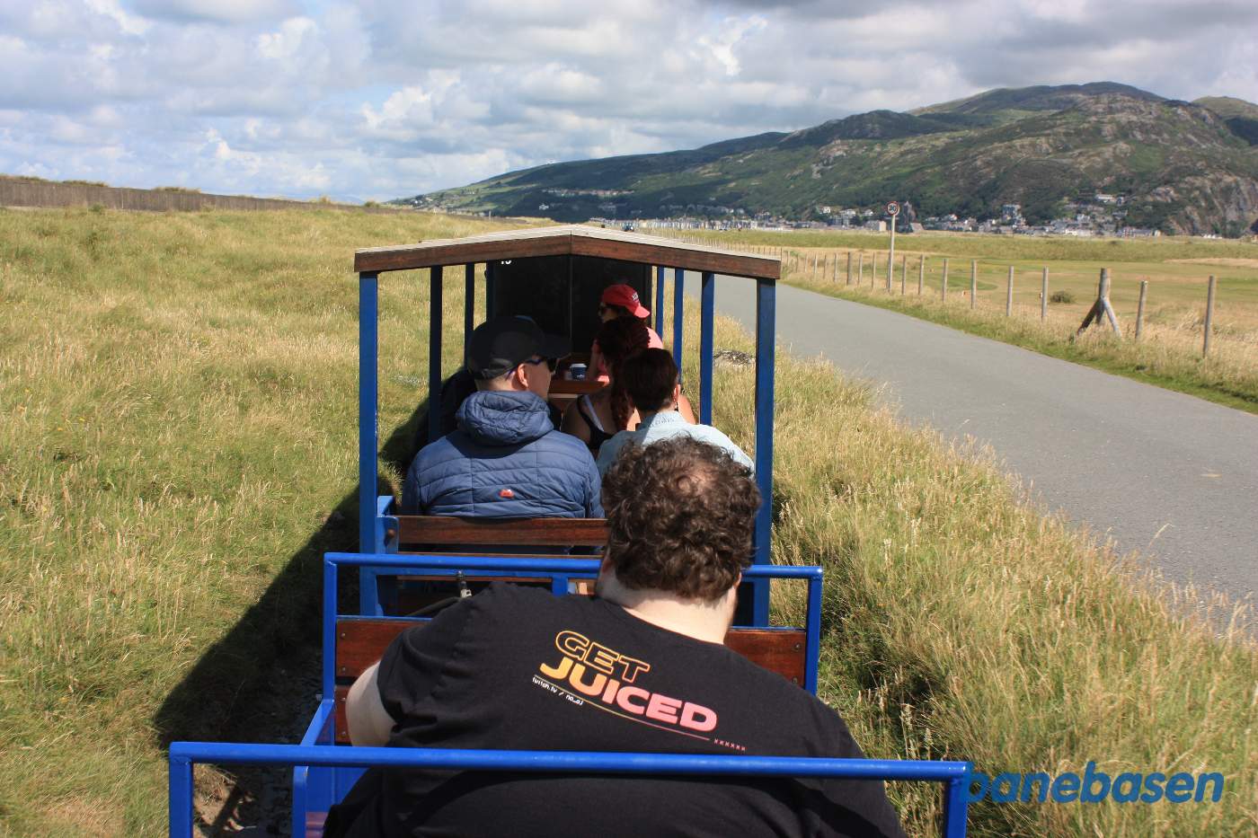 Toget på strækningen, dæmningen og havet til venstre