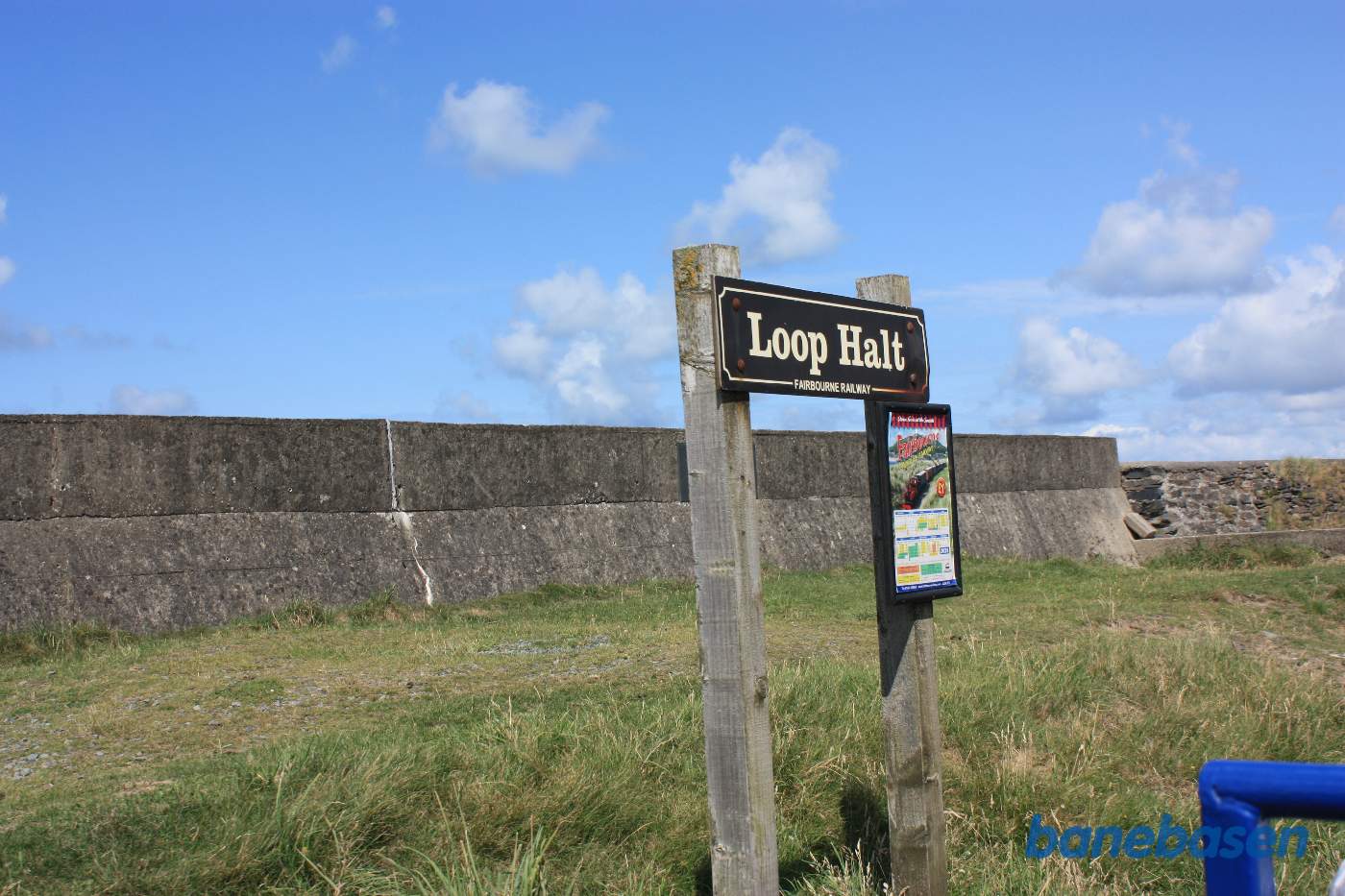 Stationsskiltet på perronen. På mellemstationen kan man krydse med modkørende tog