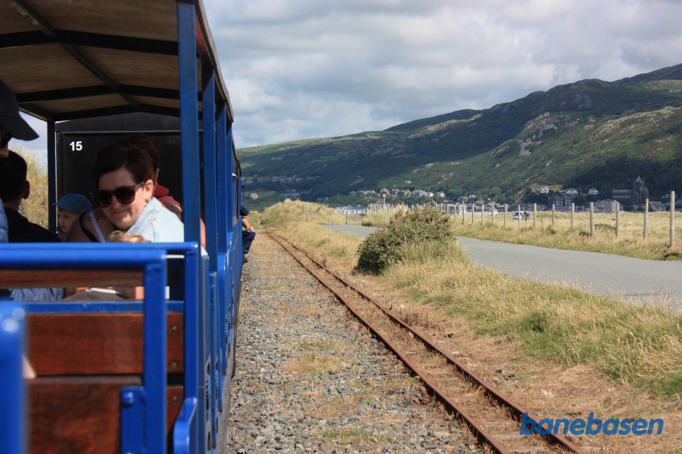Damptoget suser igennem stationen Loop Halt