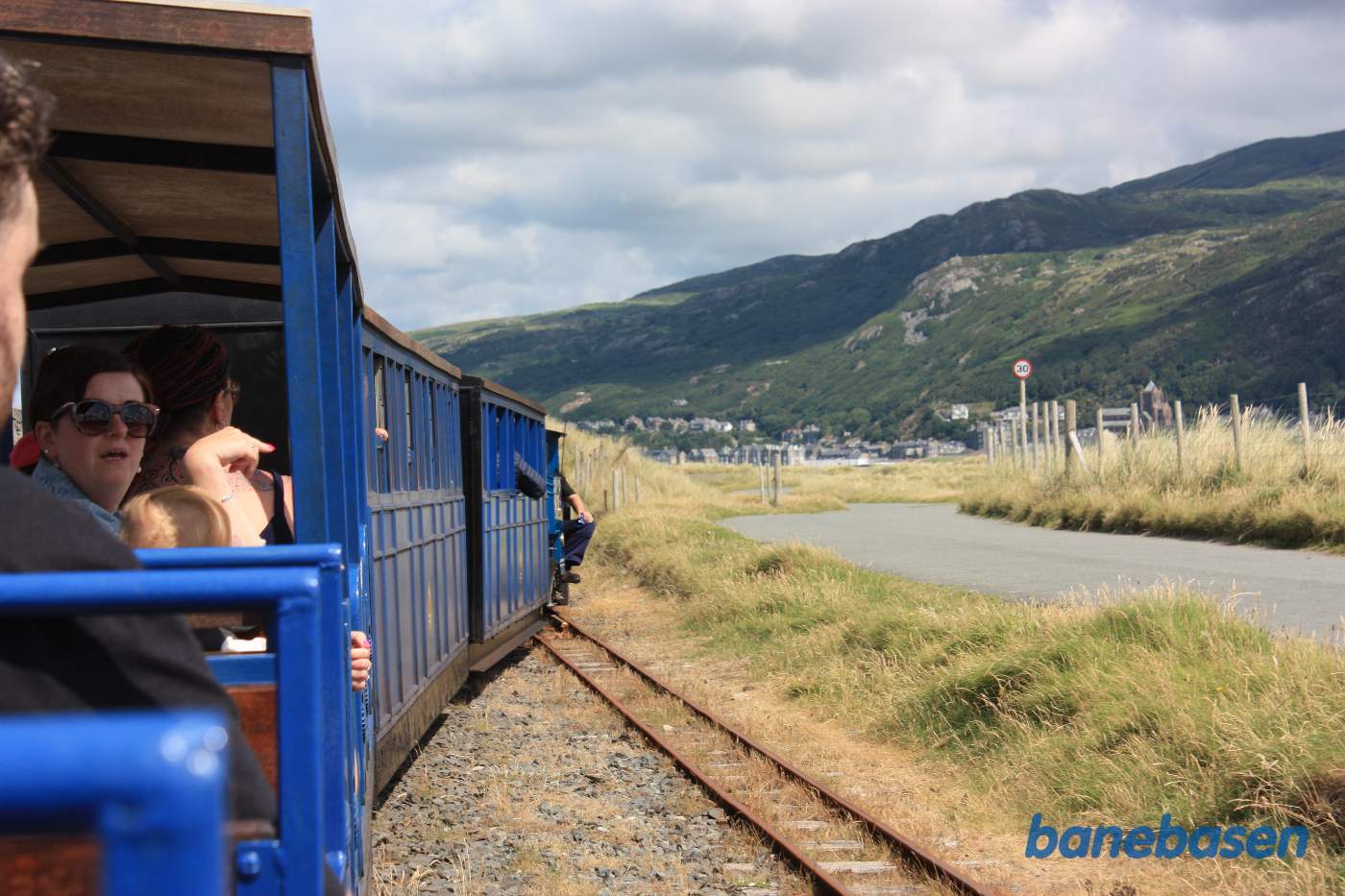 Damptoget suser igennem stationen Loop Halt