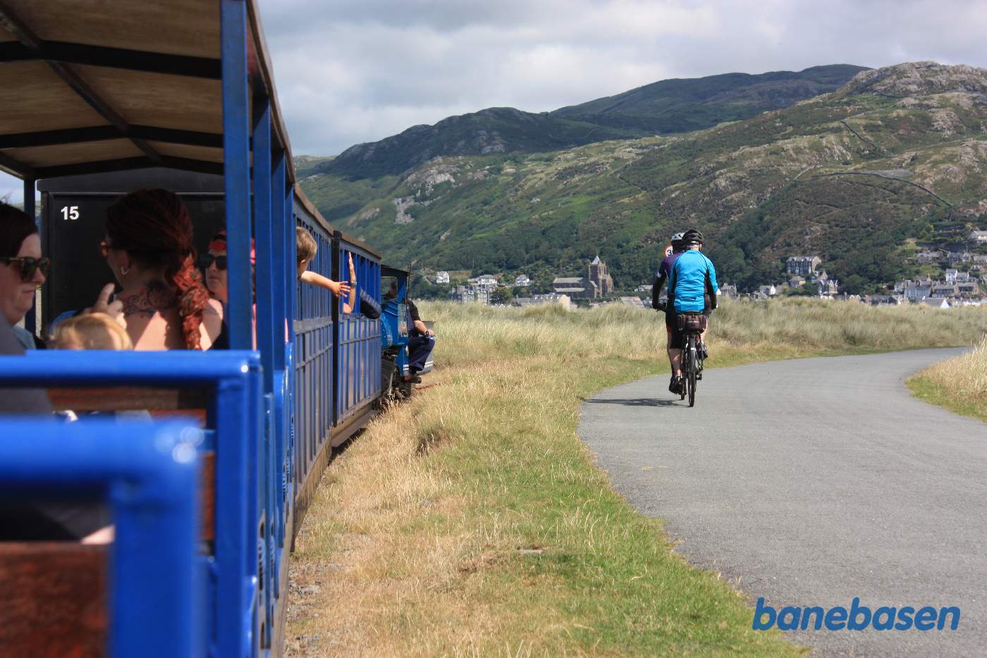Damptoget fortsætter mod endestationen. Cyklister på vejen