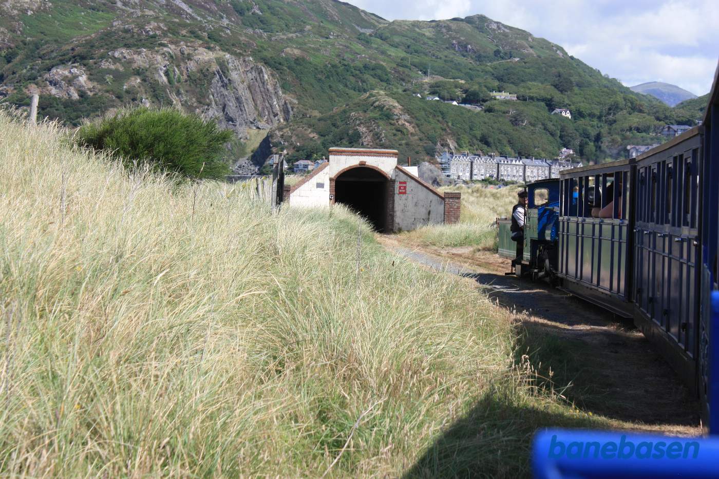 Kurven lige før trinbrættet til venstre, tunnelportalen lidt længere fremme