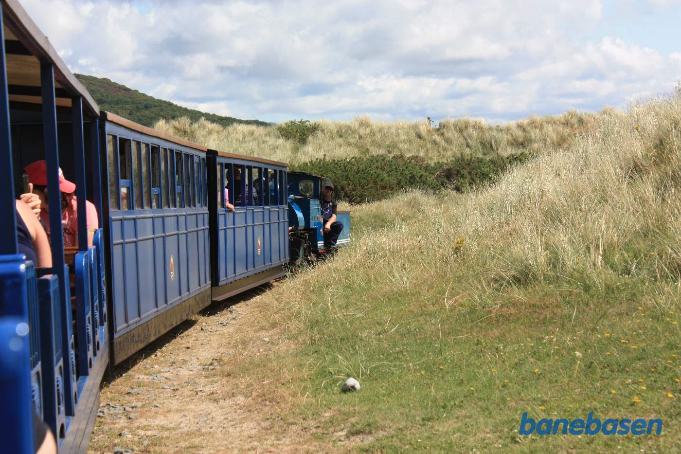 Efter tunnelen fortsætter toget gennem klitterne