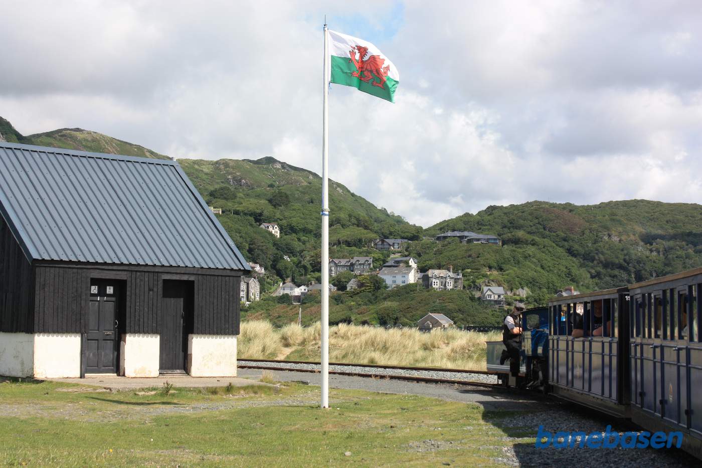 Damptoget på vej ind på stationen