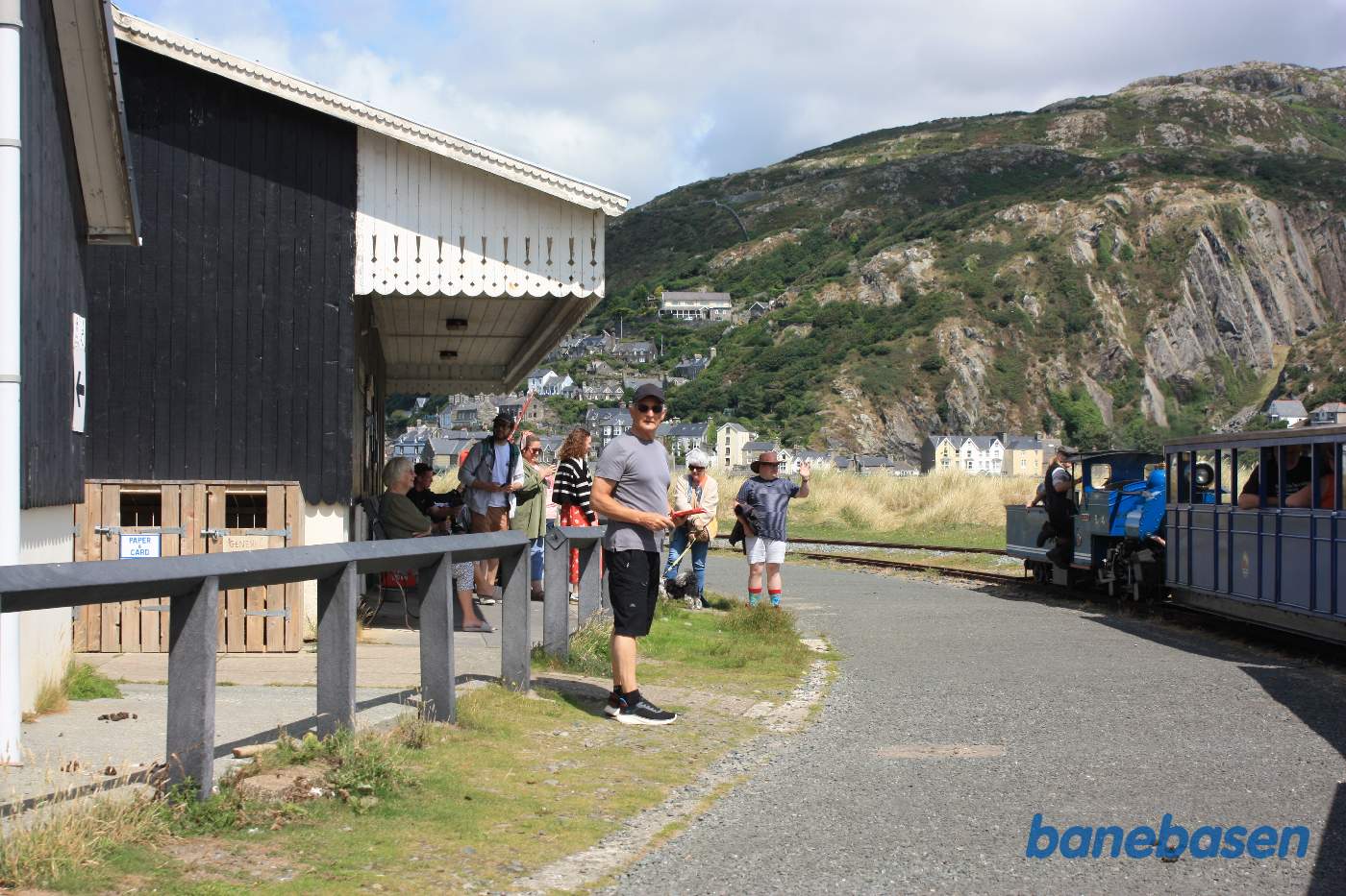 Damptoget på vej ind på stationen