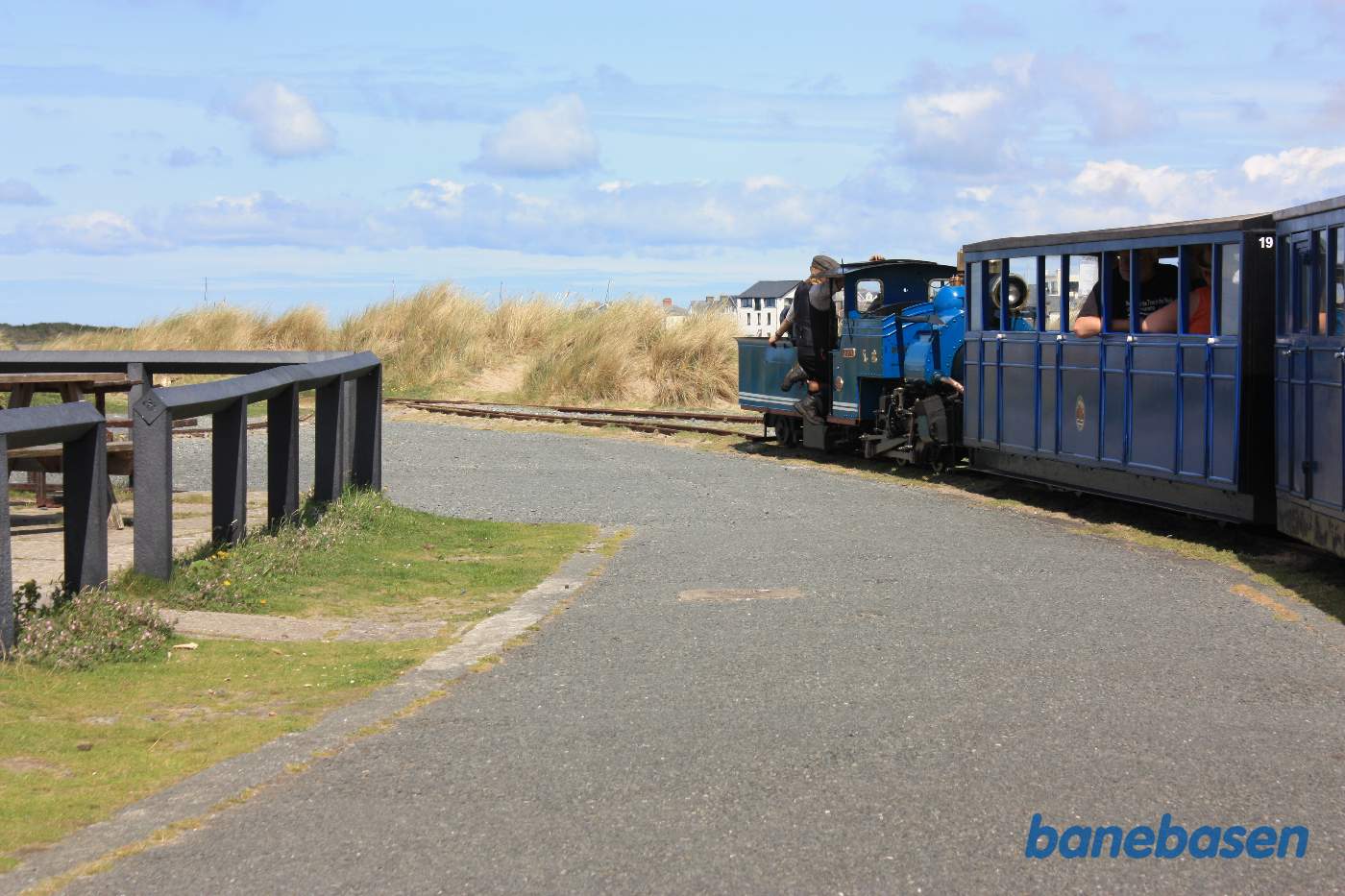 Damptoget på vej ind på stationen