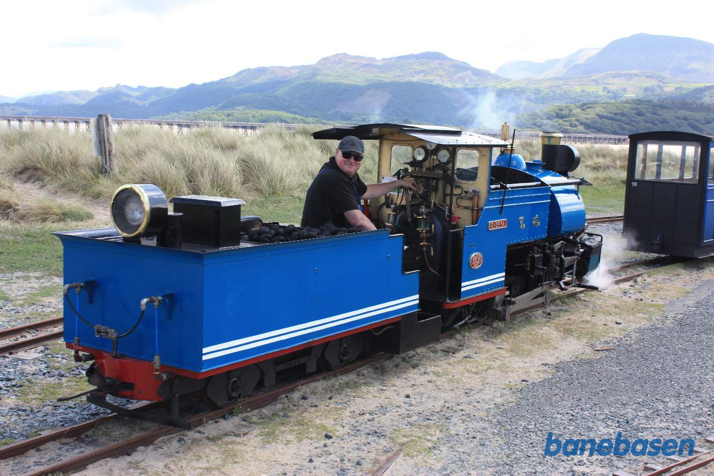 Damplokomotivet omløber vognene