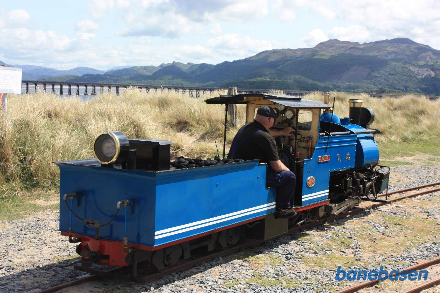 Damplokomotivet omløber vognene