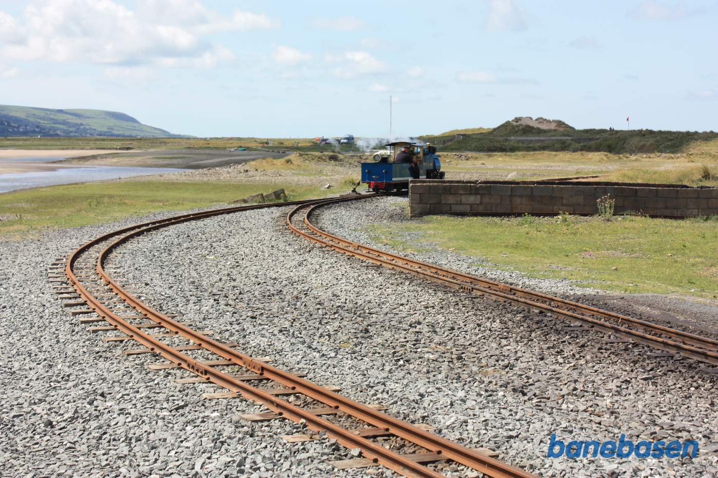 Damplokomotivet omløber vognene