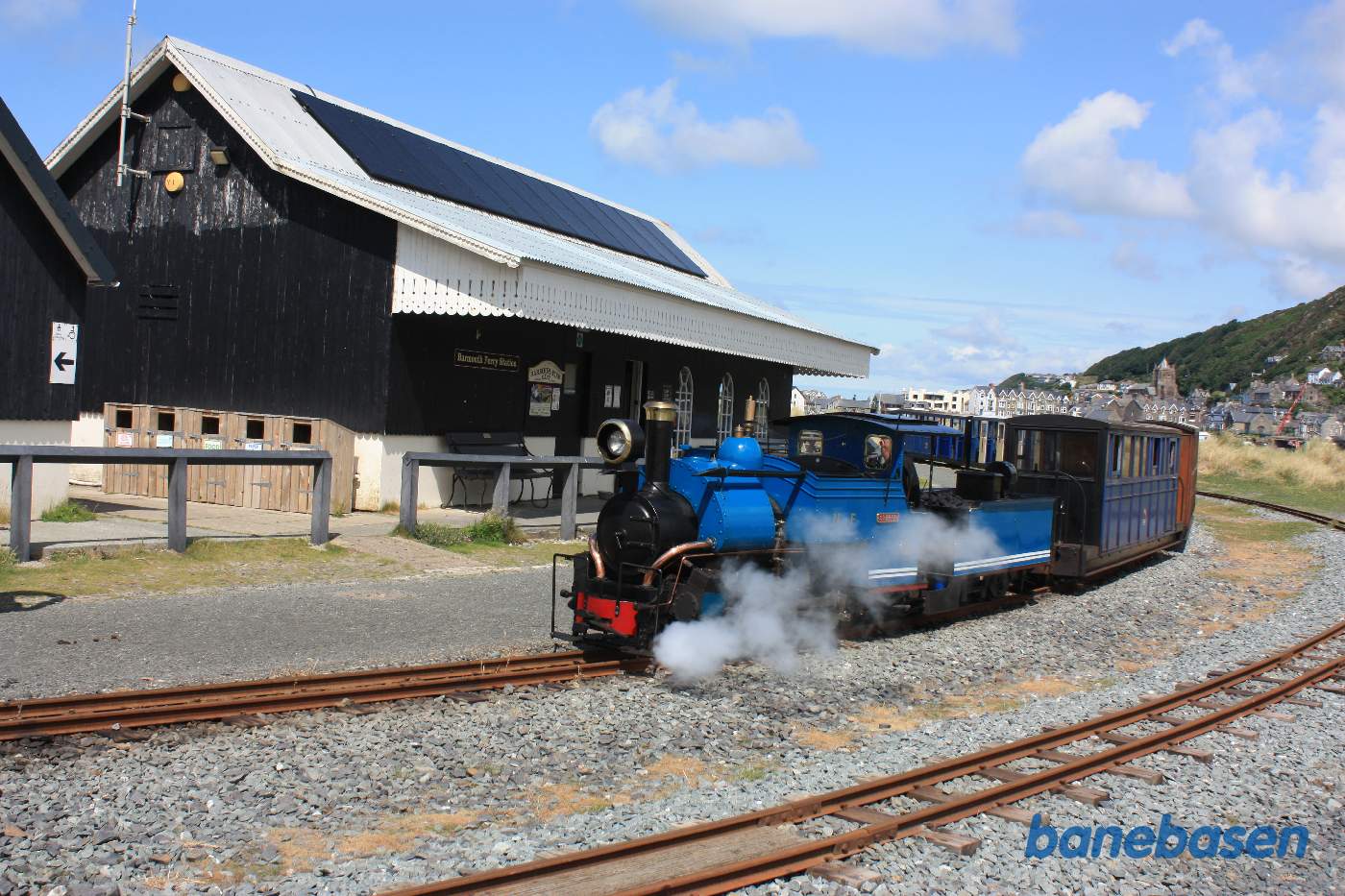 Damplokomotivet omløber vognene