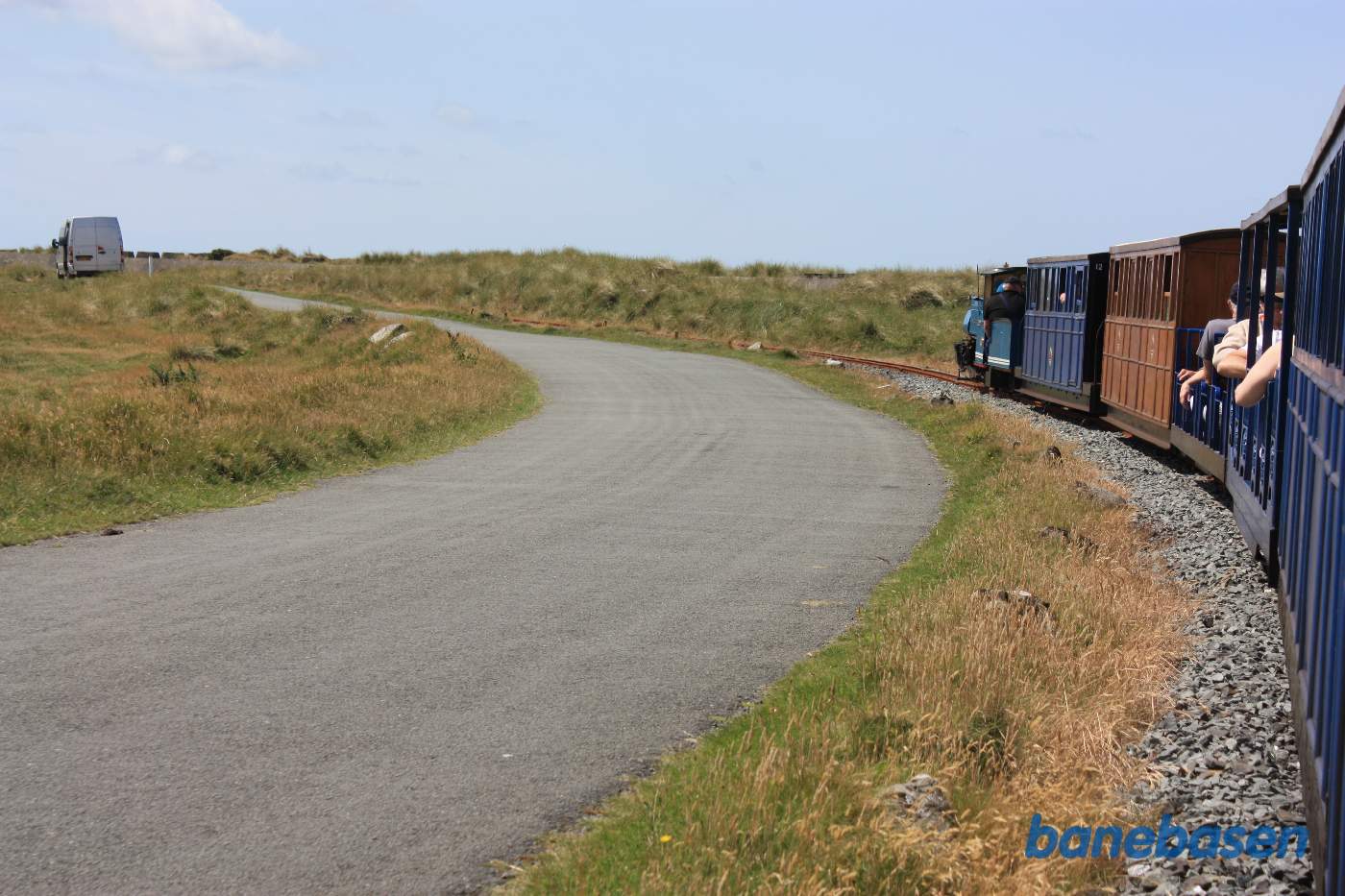 Damptoget kører i en kurve lige inden Loop Halt